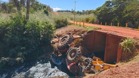 Bombeiros socorrem tratorista ferido em acidente (Foto: O Diário de Barretos)