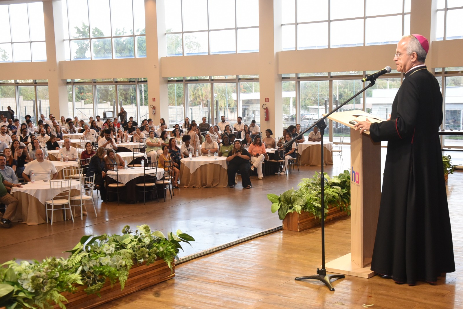 Programa valoriza colaboradores com palestra sobre fé e superação