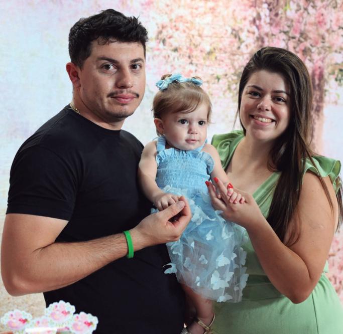 Os papais Gabriel Alves Caetano e Allana de Almeida