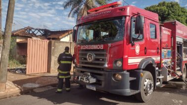 Bombeiros são acionados para combate a incêndio em residência (Foto: O Diário de Barretos)