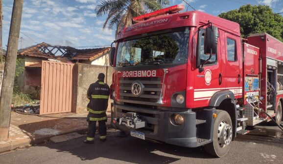Bombeiros são acionados para combate a incêndio em residência (Foto: O Diário de Barretos)