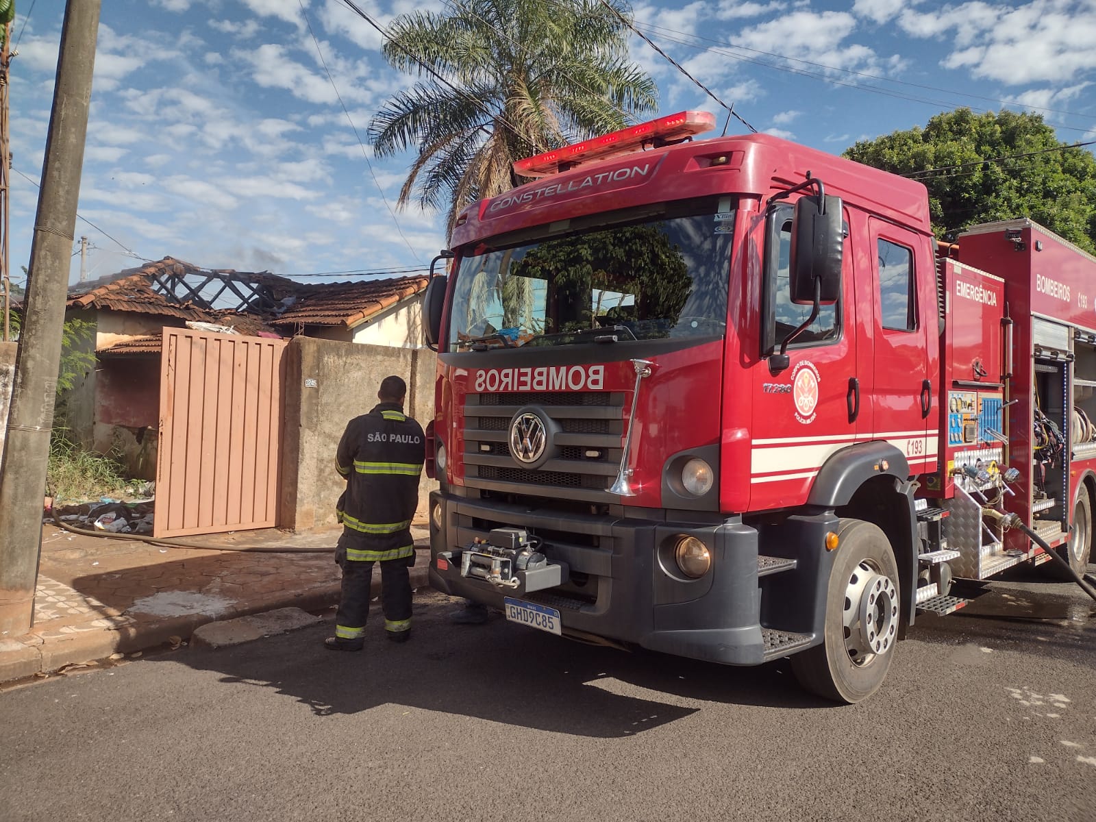 Bombeiros são acionados para combate a incêndio em residência  