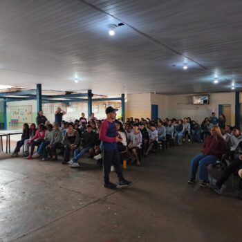 Os estudantes do período da manhã da Escola Municipal Giussepe Carnimio participaram da palestra “Família, Violência Doméstica, Racismo, Bullying e os problemas atuais na adolescência”