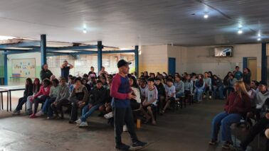 WhatsApp Image 2026-05-14 at 10.31.33 Os estudantes do período da manhã da Escola Municipal Giussepe Carnimio participaram da palestra “Família, Violência Doméstica, Racismo, Bullying e os problemas atuais na adolescência”