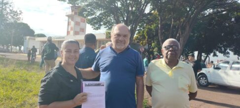 Um grupo de diretores do Sinsprev (Sindicato dos Servidores e Trabalhadores Públicos em Saúde, Previdência e Assistência Social do Estado de São Paulo), representando a FENASPS (Federação Nacional de Sindicatos de Trabalhadores em Saúde, Trabalho, Previdência e Assistência Social)
