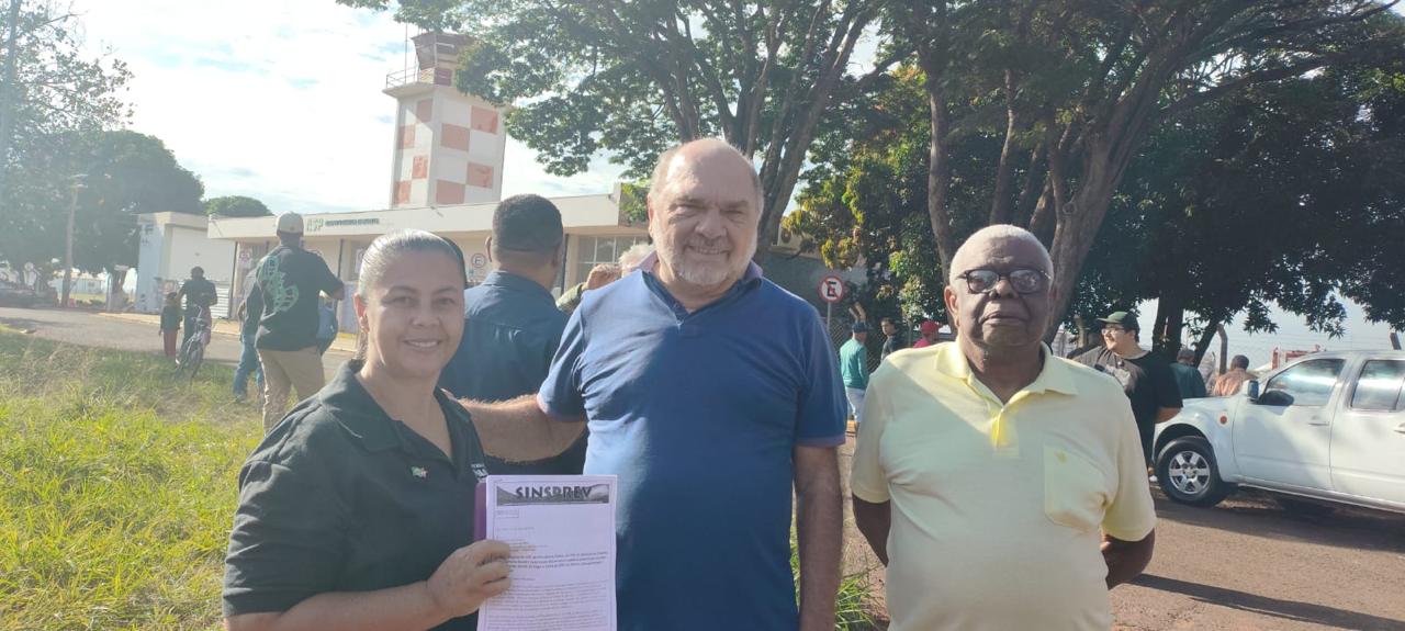 Dirigentes do Sinsprev entregam carta de reivindicações ao presidente Lula