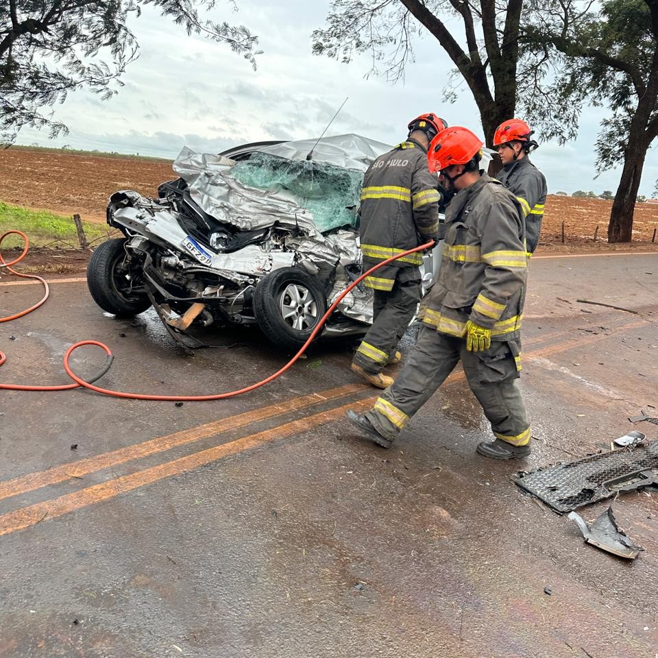 Colisão frontal entre carro e caminhão mata condutor em vicinal