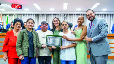 HA recebe o Diploma Adonias Garcia
