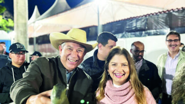 Odair Silva e a primeira-dama, Roselaina Silva com o Dino Pan