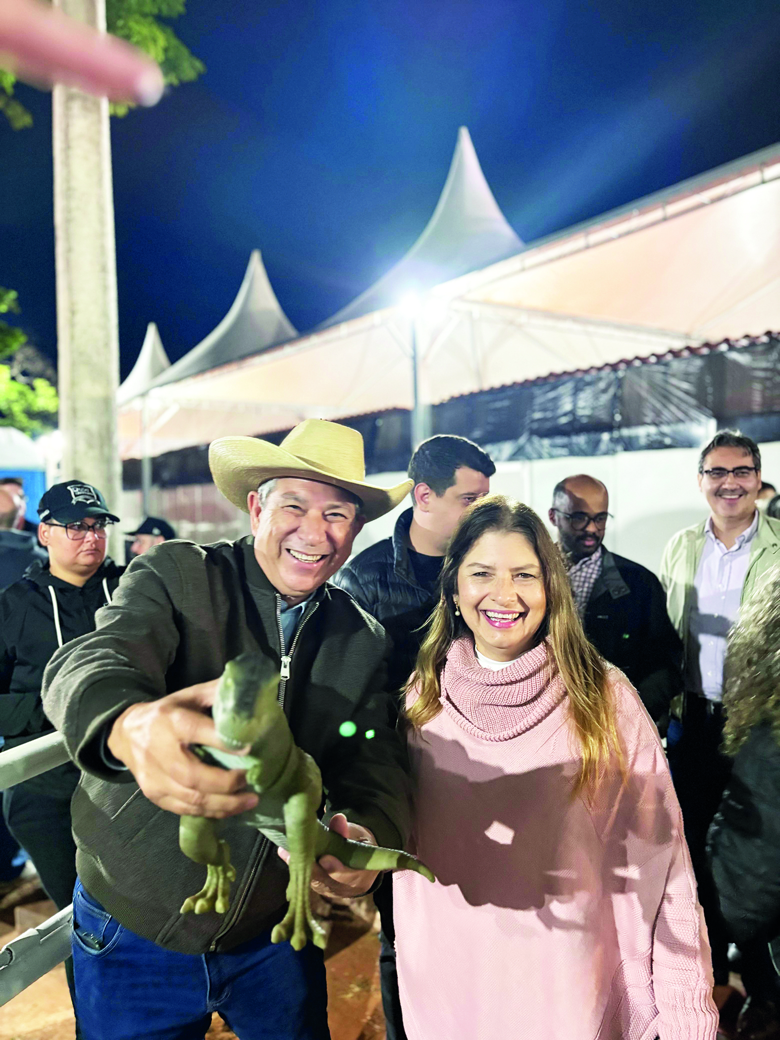 Odair Silva e a primeira-dama, Roselaina Silva com o Dino Pan
