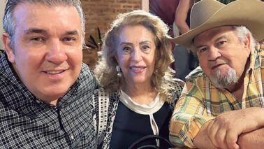 Juliano Machado ganha os mimos e os parabéns dos pais