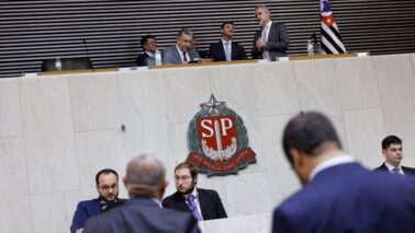 Alesp aprova ampliação da licença-paternidade de servidores