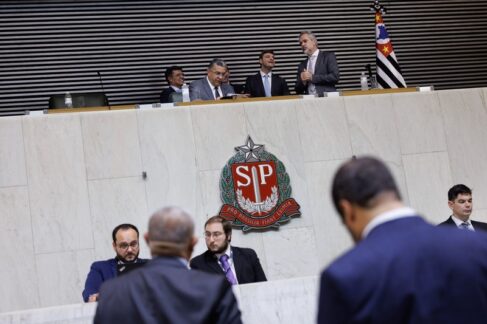 Alesp aprova ampliação da licença-paternidade de servidores