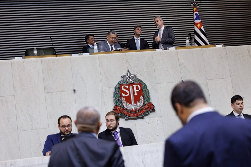Alesp aprova ampliação da licença-paternidade de servidores