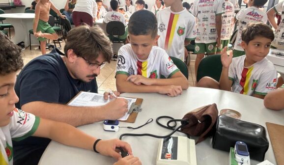 As crianças e adolescentes que integram as categorias Sub-11, Sub-12, Sub-13 e Sub-14 do Barretos Esporte Clube estão sendo avaliados pelas equipes da Secretaria de Saúde e da Unifeb.