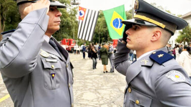 TRADIÇÃO: Subtenente Filgueira e o Aspirante a Oficial Lucca na solenidade em SP Tradição familiar marca formatura de novo oficial da Polícia Militar