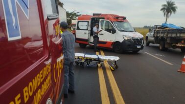 Motociclista é socorrido após colidir em caminhão na Assis Chateaubriand (Foto: O Diário de Barretos) Motociclista é socorrido após colidir em caminhão na Assis Chateaubriand (Foto: O Diário de Barretos)