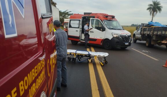 Motociclista é socorrido após colidir em caminhão na Assis Chateaubriand (Foto: O Diário de Barretos)