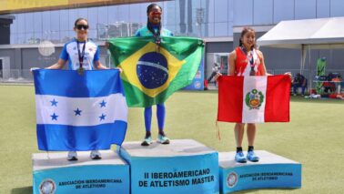Legenda: ATLETISMO: Juliana (ouro) ao lado das atletas de Honduras (prata) e Peru (bronze) Velocista conquista terceiro ouro no Peru e bate novo recorde nos 200 metros