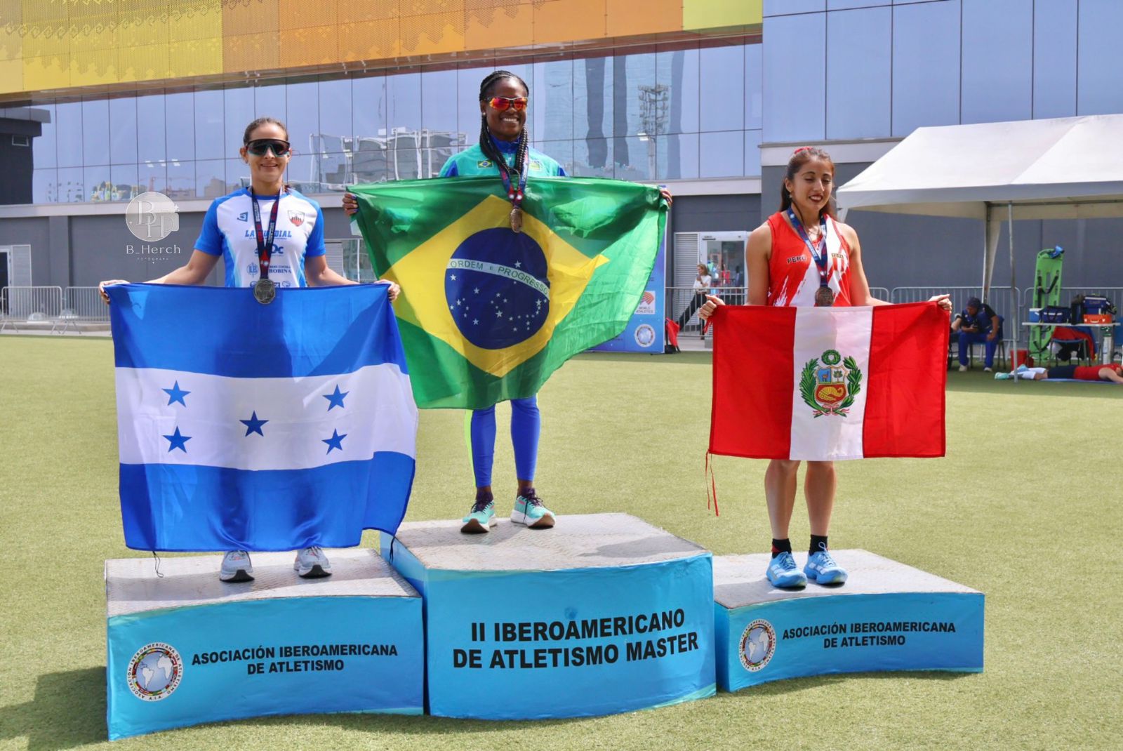 Velocista conquista terceiro ouro no Peru e bate novo recorde nos 200 metros