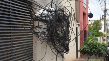 Apenas 7% dos serviços de retirada de fios soltos foram concluídos 