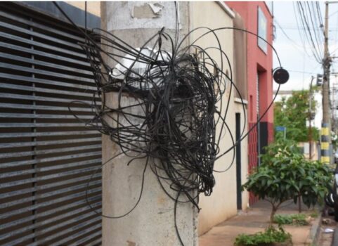 Apenas 7% dos serviços de retirada de fios soltos foram concluídos 