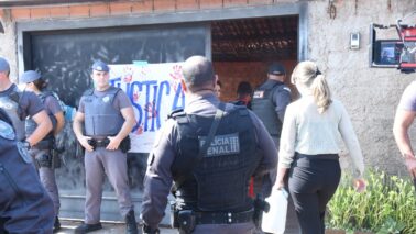 Reconstituição de feminicídio mobiliza forças de segurança e registra tumulto