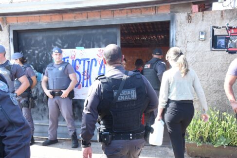 Reconstituição de feminicídio mobiliza forças de segurança e registra tumulto