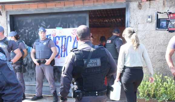 Reconstituição de feminicídio mobiliza forças de segurança e registra tumulto