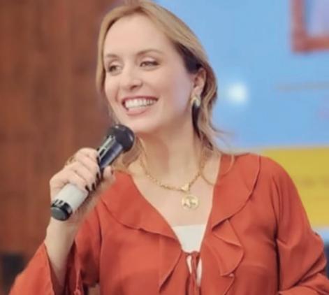 Glaucia Chiarelli conduziu o Concurso Rei e Rainha da Alegria