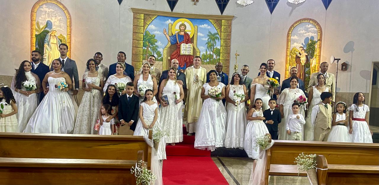 Paróquia celebra casamento comunitário com 12 casais