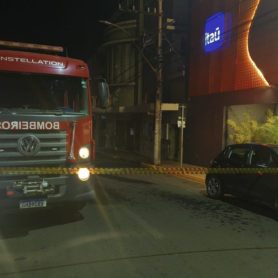 Bombeiros são acionados para incêndio em rede elétrica