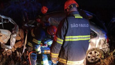 Colisão frontal envolvendo carro e caminhão mata condutor na Faria Lima (Foto: O Diário de Barretos)