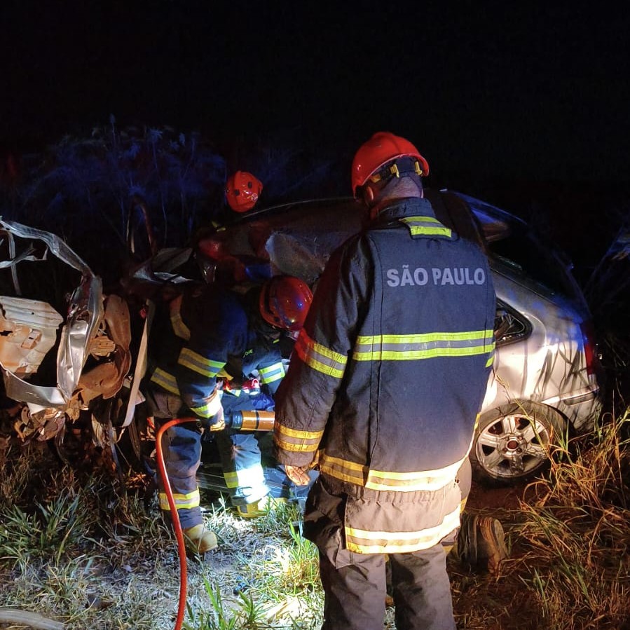 Colisão frontal envolvendo carro e caminhão mata condutor na Faria Lima