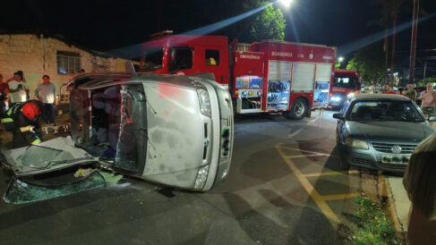 Bombeiros socorrem condutora após capotamento na João Cavalini (Foto: O Diário de Barretos)