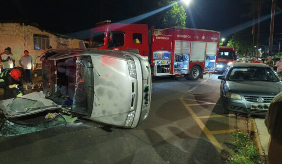Bombeiros socorrem condutora após capotamento na João Cavalini (Foto: O Diário de Barretos)