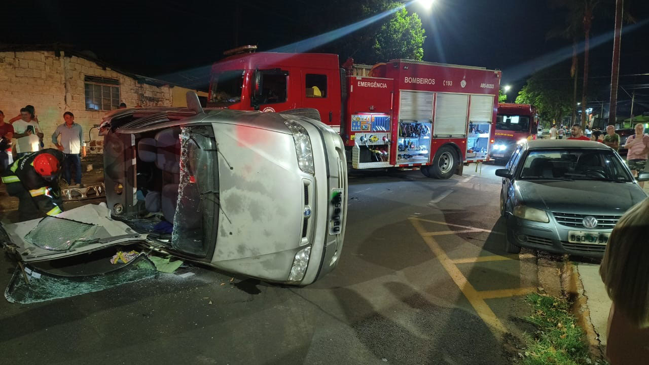 Bombeiros socorrem condutora após capotamento na João Cavalini
