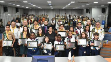 A Câmara Municipal fez a entrega do diploma “Desbravador e Aventureiro do Ano” – edição 2026 – durante sessão no dia 29 de abril, em cumprimento à Lei Municipal nº 5.605/2018.