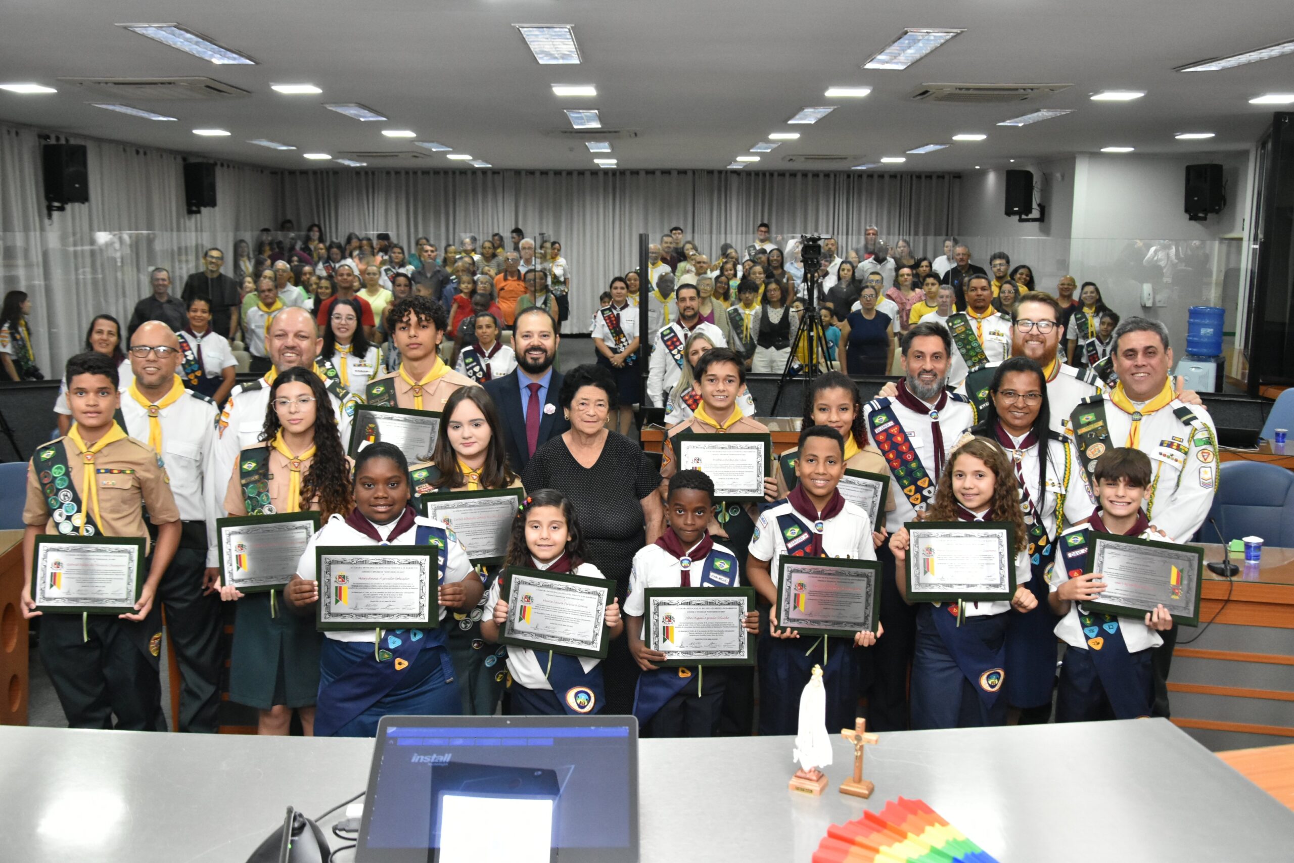 Desbravadores e Aventureiros recebem diplomas durante homenagem na Câmara