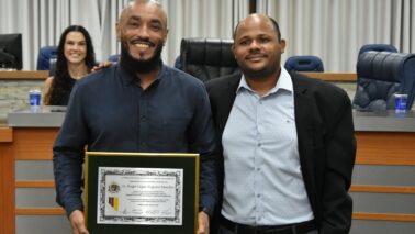 O mestre de jiu-jitsu Hugo Cezar Higinio Mendes recebeu, na noite de sexta-feira (8), o Título de Cidadão Honorário da Estância Turística de Barretos.