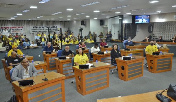 A Câmara Municipal de Barretos realizou audiência pública na noite de sexta-feira (22), no Plenário Ruy Menezes, para debater “A Valorização dos Profissionais da Educação”, por iniciativa do vereador Paulo Correa, que presidiu a audiência.