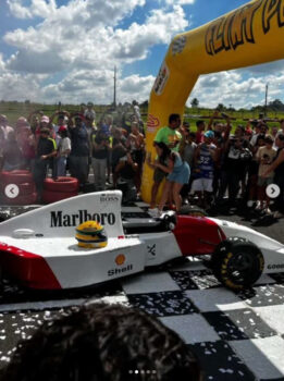 Barretense colabora com capacete e adesivos de réplica de carro de Ayrton Senna