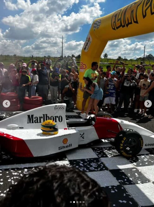 Barretense colabora com capacete e adesivos de réplica de carro de Ayrton Senna