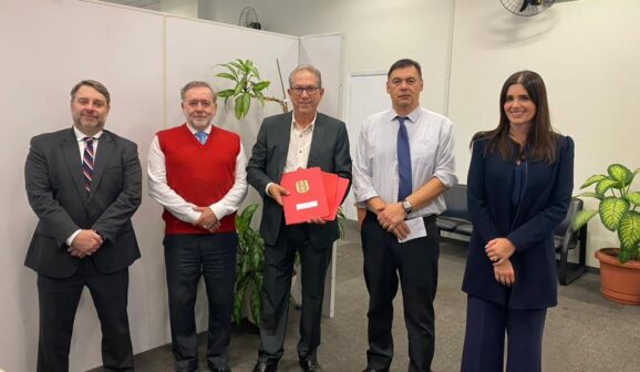 Odair (centro) com os delegados Cleber Picirili Filho, Renato de Almeida Barros, Edson Luiz Marino e Mariana Mesquita, diretora técnico-policial