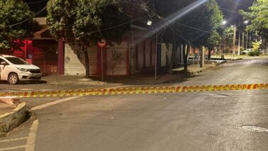 Caminhão derruba fiação em via pública no bairro Paulo Prata (Foto: O Diário de Barretos)