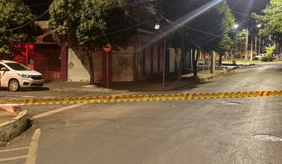 Caminhão derruba fiação em via pública no bairro Paulo Prata (Foto: O Diário de Barretos)