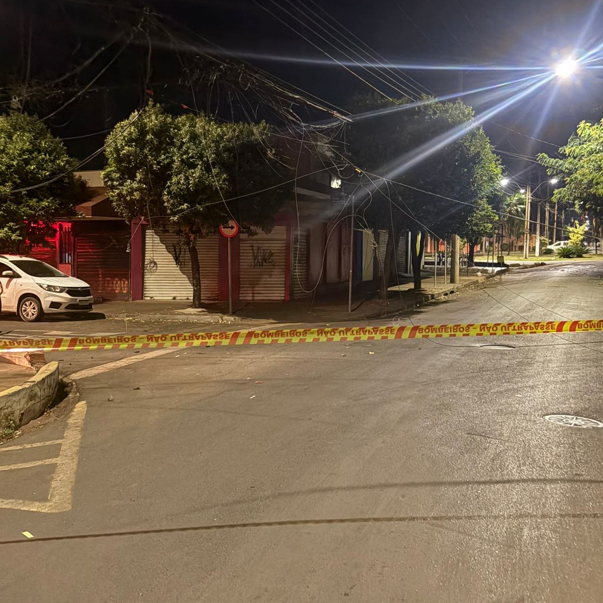 Caminhão derruba fiação em via publica no bairro Paulo Prata