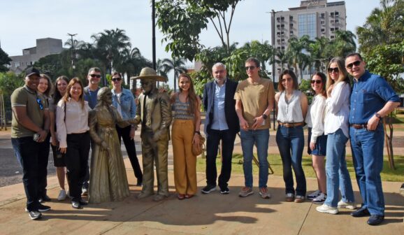 Visitantes conheceram monumentos históricos acompanhados da historiadora Karla Armani e da primeira dama Roselaine Silva