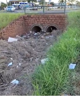 O munícipe barretense Higino Luiz Ferreira, bancário aposentado, registrou o acúmulo de lixo nas passagens de água existentes no canteiro central da Avenida Antônio Frederico Ozanan