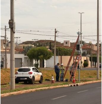 O radar de velocidade da Avenida das Nações, que havia sido danificado no início do mês de março após ser derrubado por uma caminhonete em um acidente ocorrido no local, foi reinstalado.